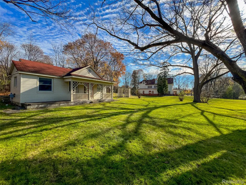 5044 Charing Cross Road Bloomfield Charter Township MI 48304