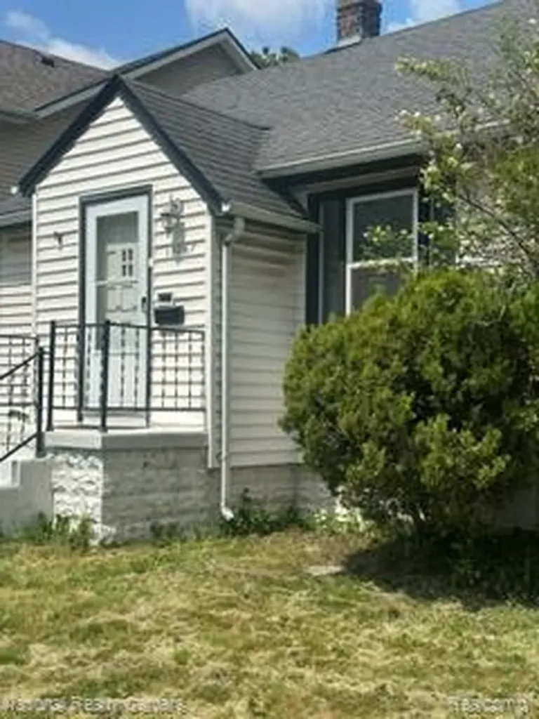 15067 Sumner Redford Charter Township MI 48239