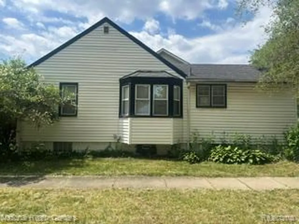 15067 Sumner Redford Charter Township MI 48239