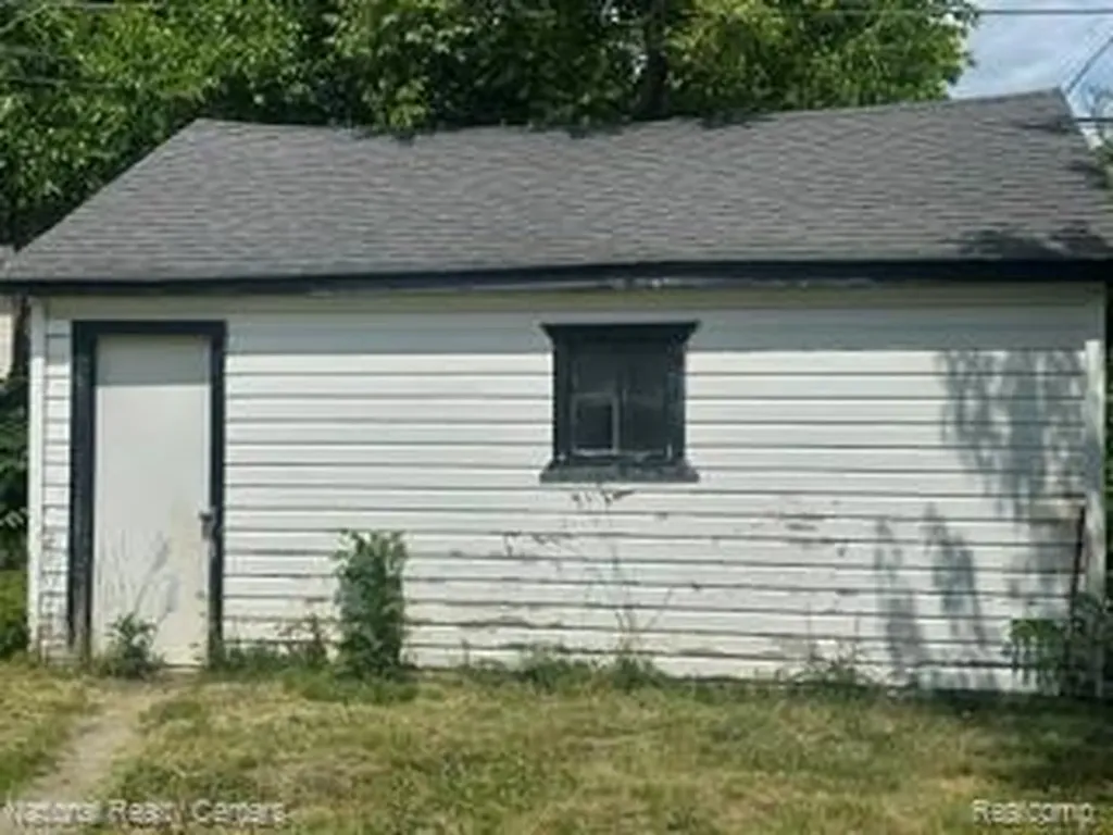 15067 Sumner Redford Charter Township MI 48239