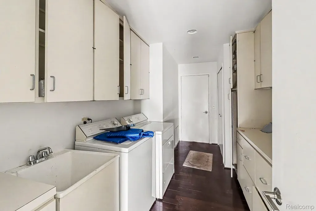 1930 Pine Ridge Court Bloomfield Hills City MI 48302