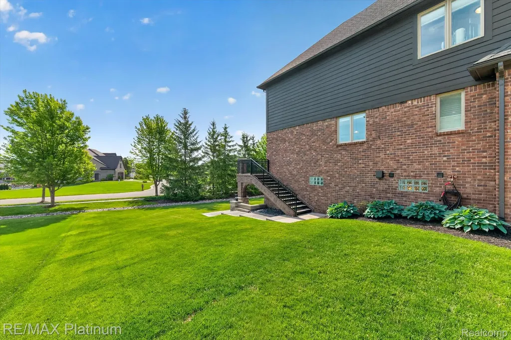 10653 Stoney Point Drive Green Oak Township MI 48178