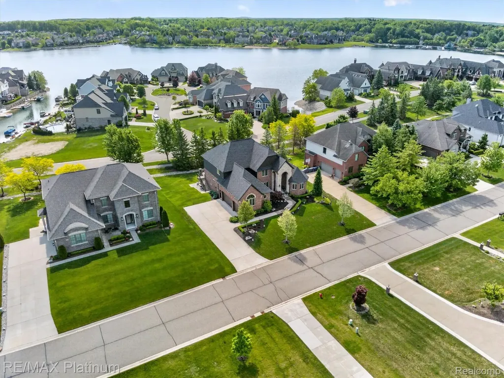 10653 Stoney Point Drive Green Oak Township MI 48178