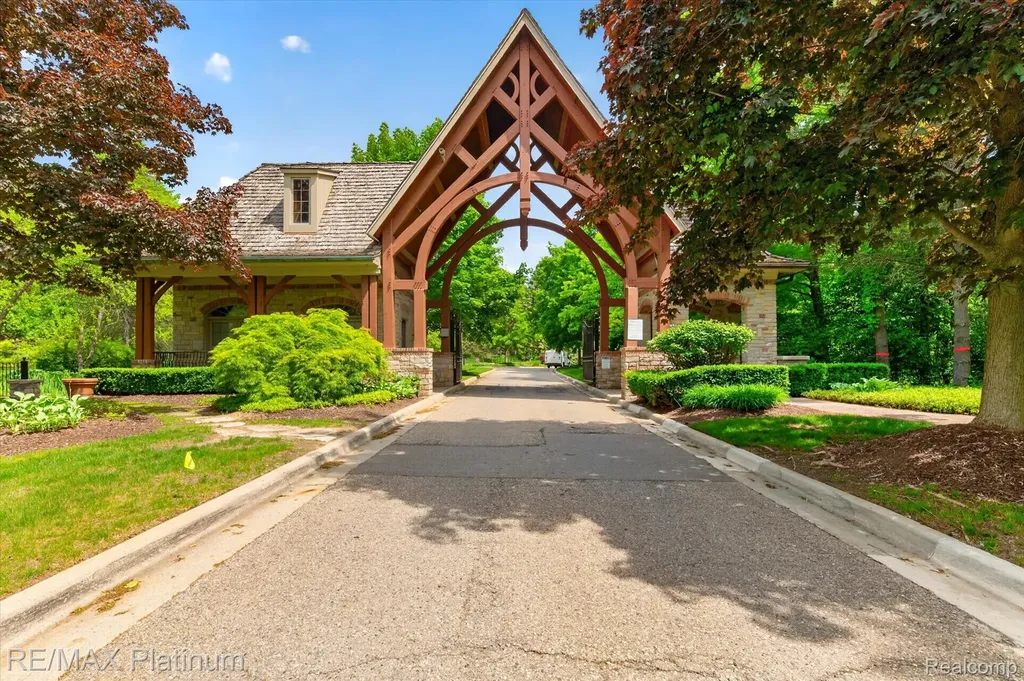 10653 Stoney Point Drive Green Oak Township MI 48178