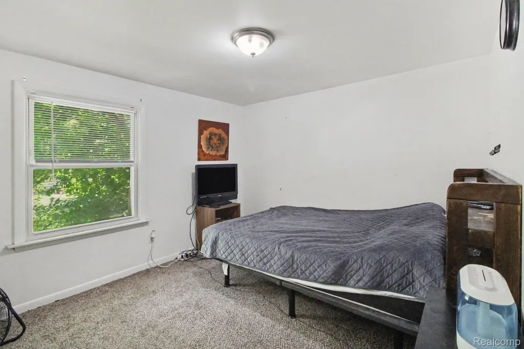 12072 Rockland Redford Charter Township MI 48239
