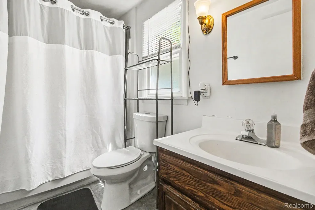 12072 Rockland Redford Charter Township MI 48239