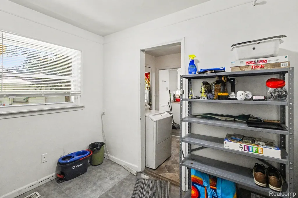 12072 Rockland Redford Charter Township MI 48239