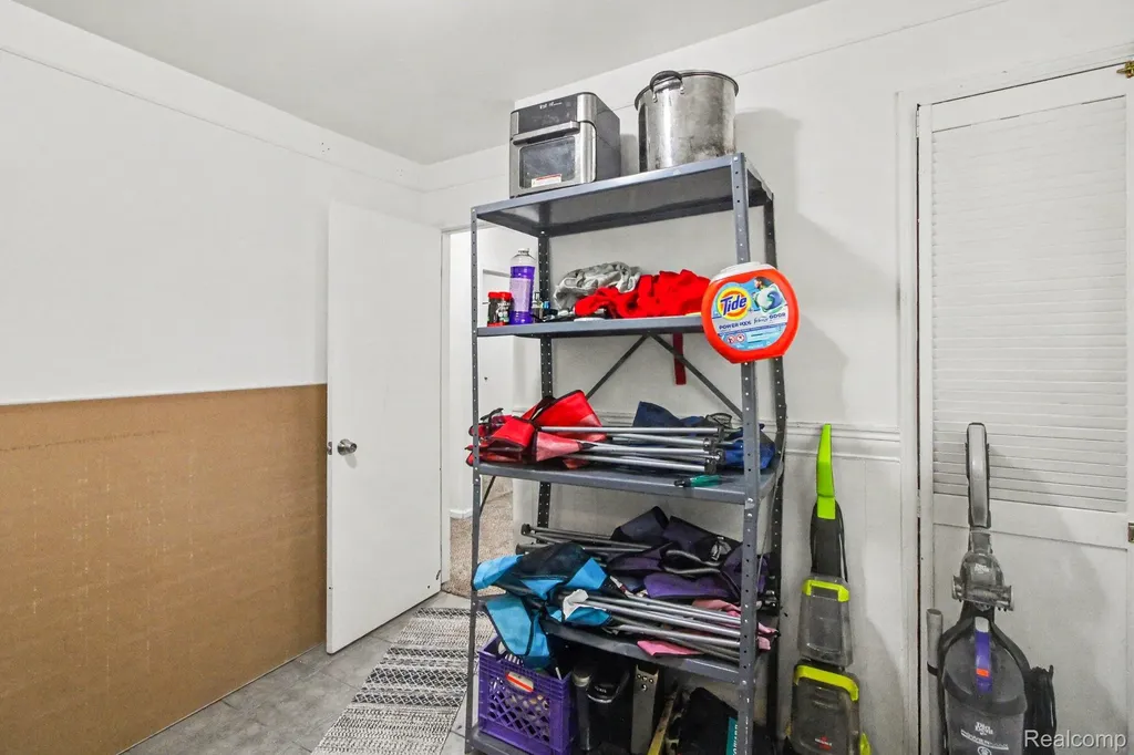12072 Rockland Redford Charter Township MI 48239