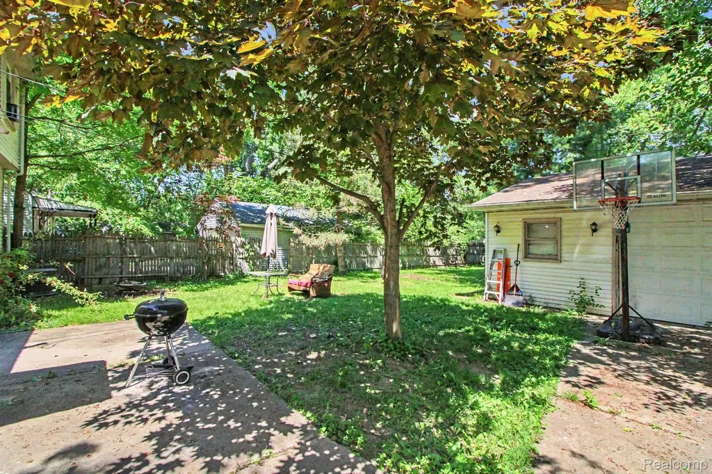 12072 Rockland Redford Charter Township MI 48239