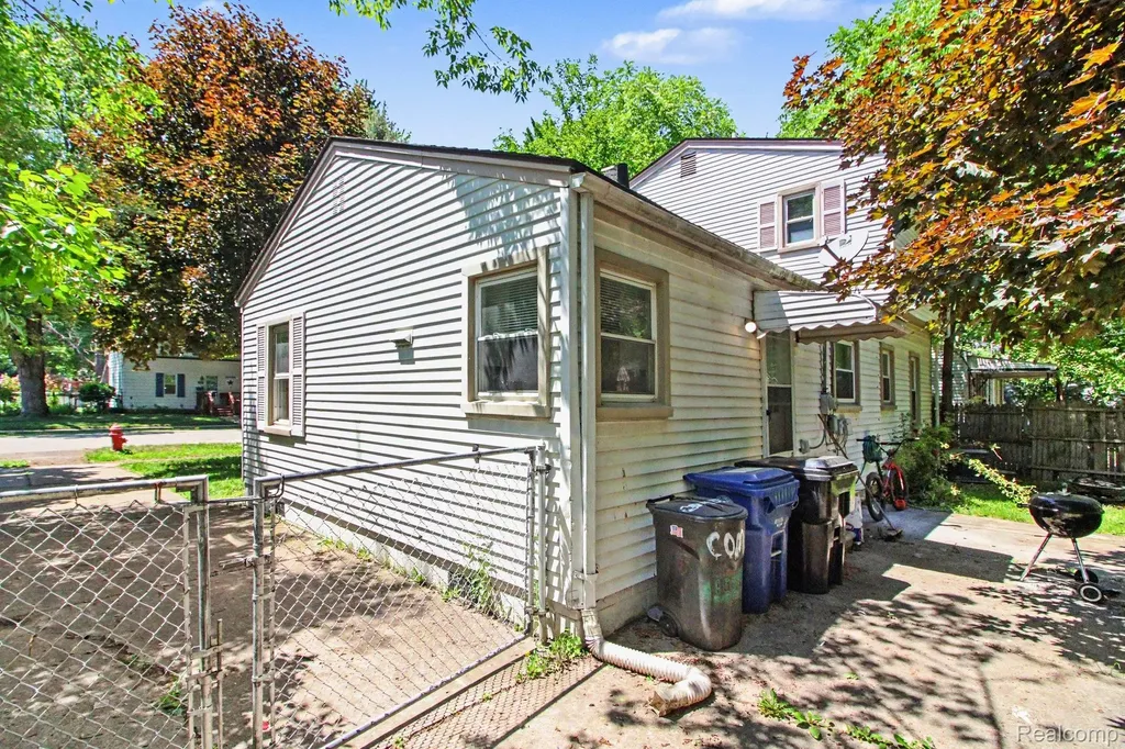 12072 Rockland Redford Charter Township MI 48239