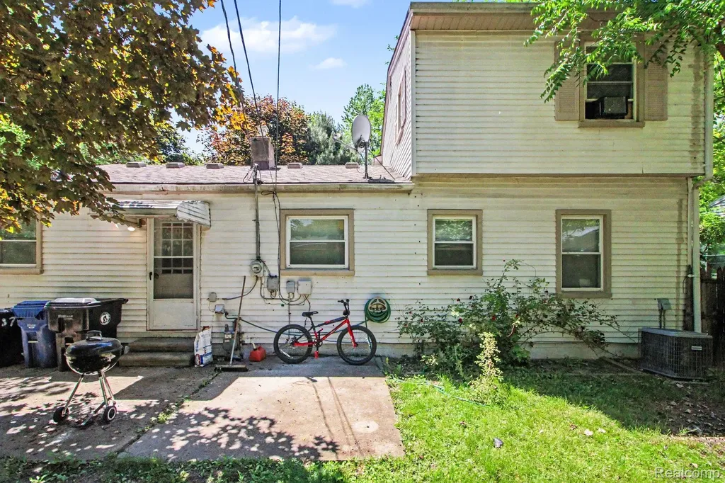 12072 Rockland Redford Charter Township MI 48239
