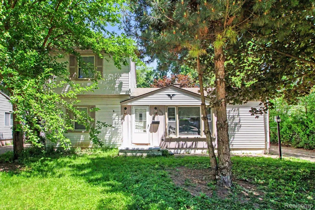 12072 Rockland Redford Charter Township MI 48239