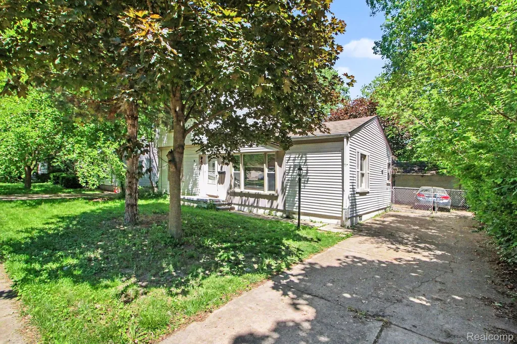 12072 Rockland Redford Charter Township MI 48239