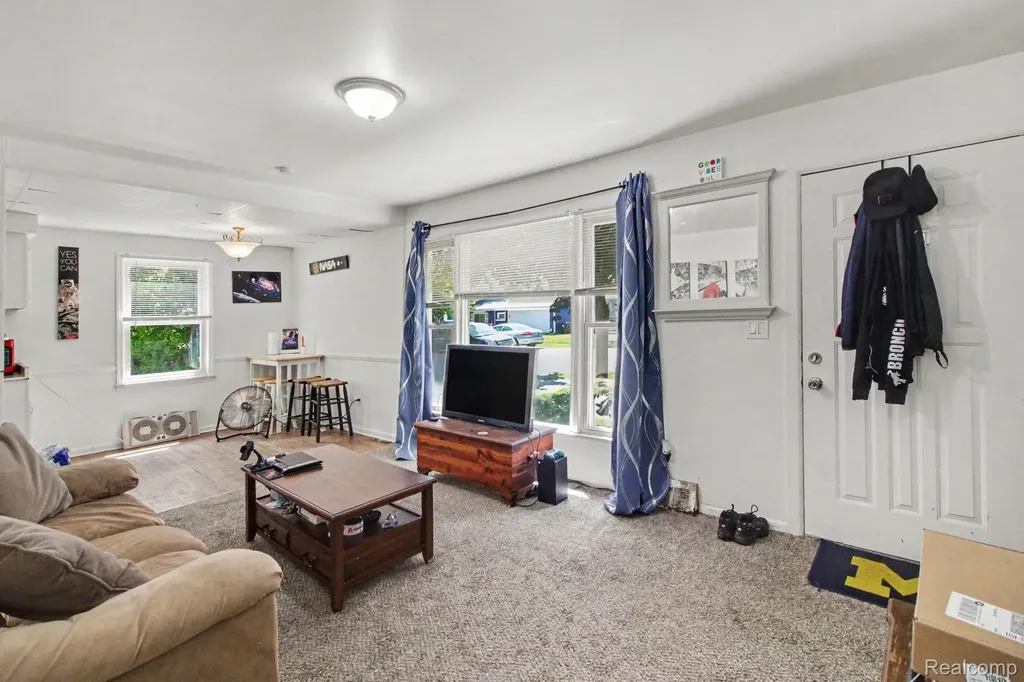 12072 Rockland Redford Charter Township MI 48239