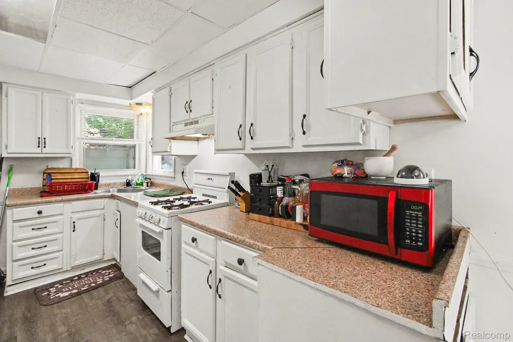 12072 Rockland Redford Charter Township MI 48239