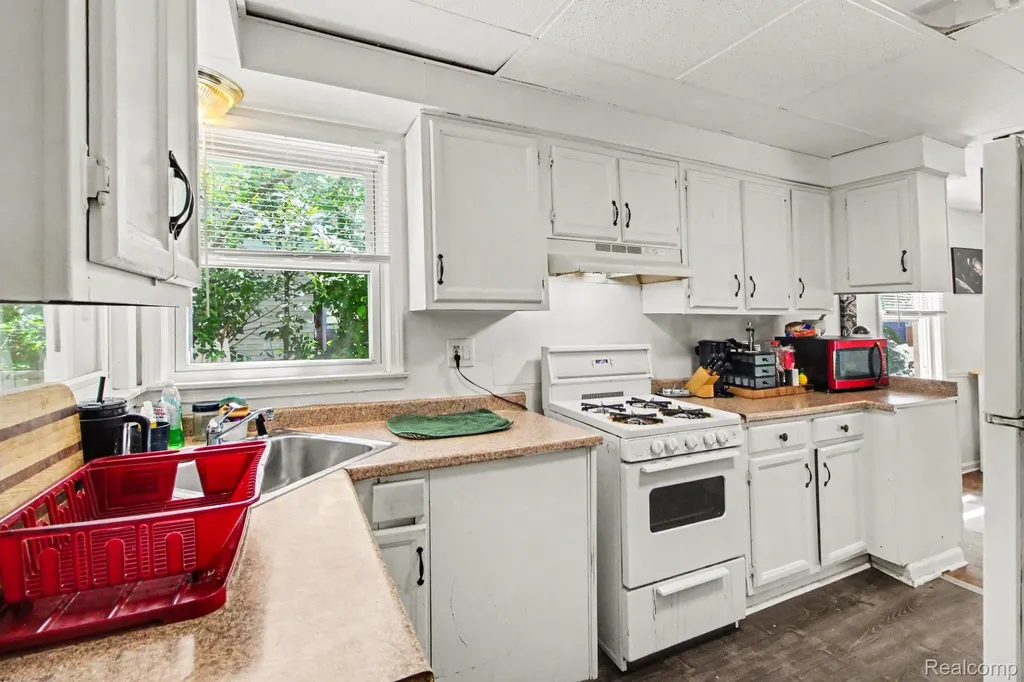 12072 Rockland Redford Charter Township MI 48239