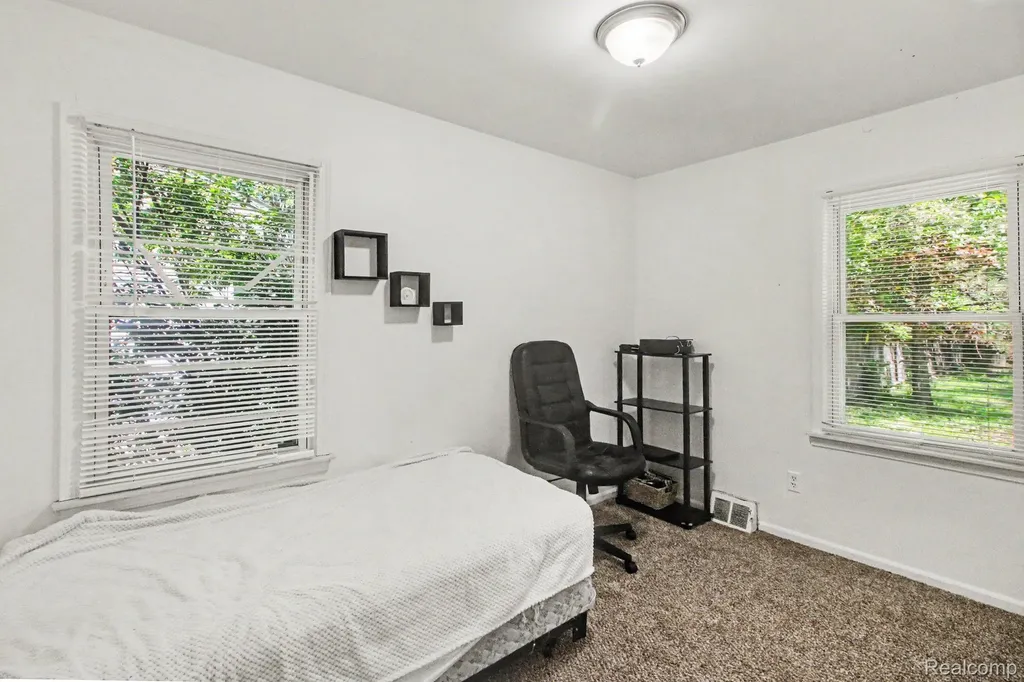 12072 Rockland Redford Charter Township MI 48239