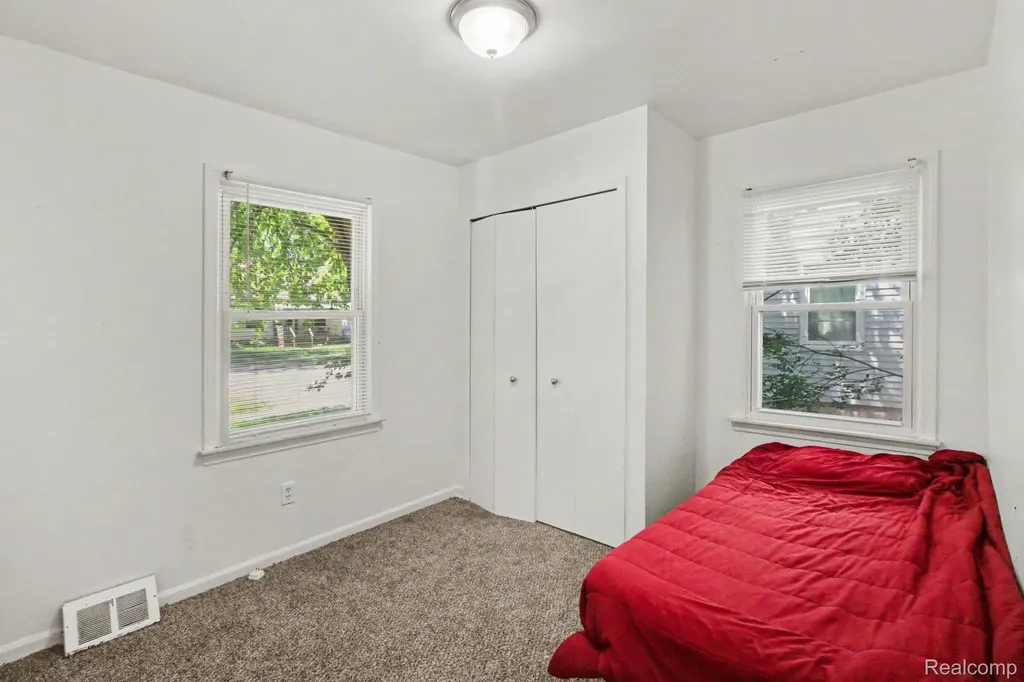 12072 Rockland Redford Charter Township MI 48239