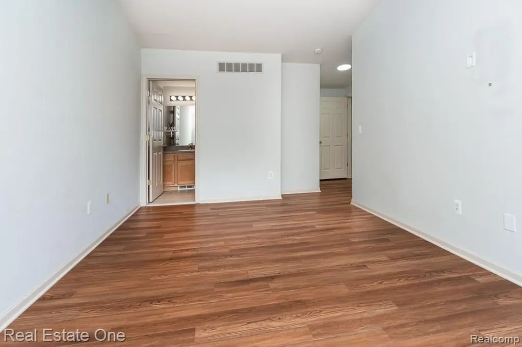 6963 Edgewater Drive Troy City MI 48085