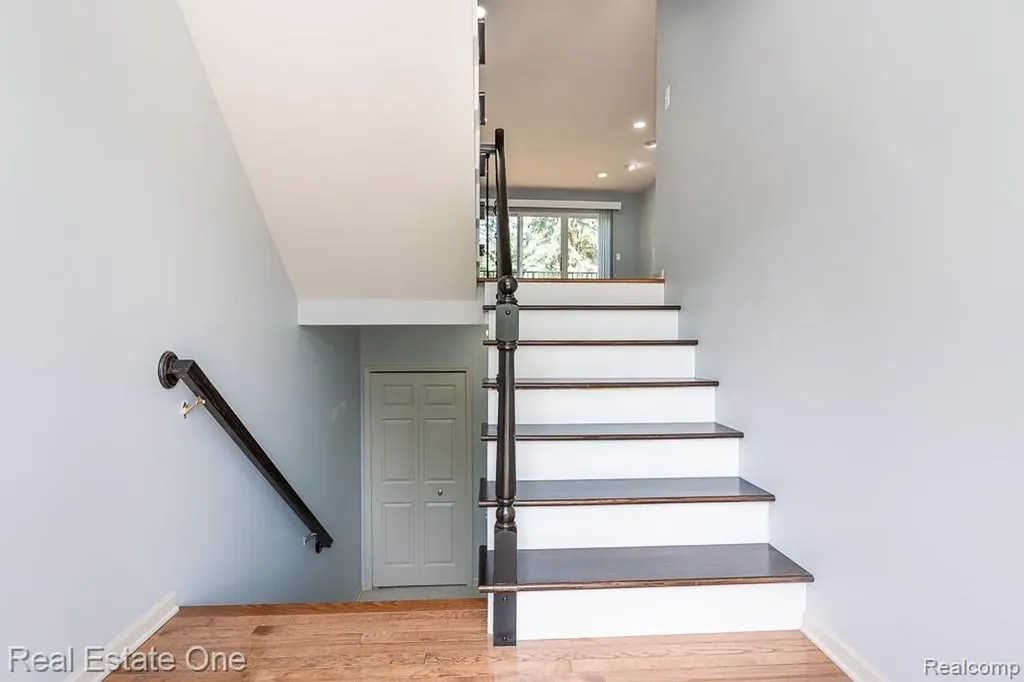 6963 Edgewater Drive Troy City MI 48085