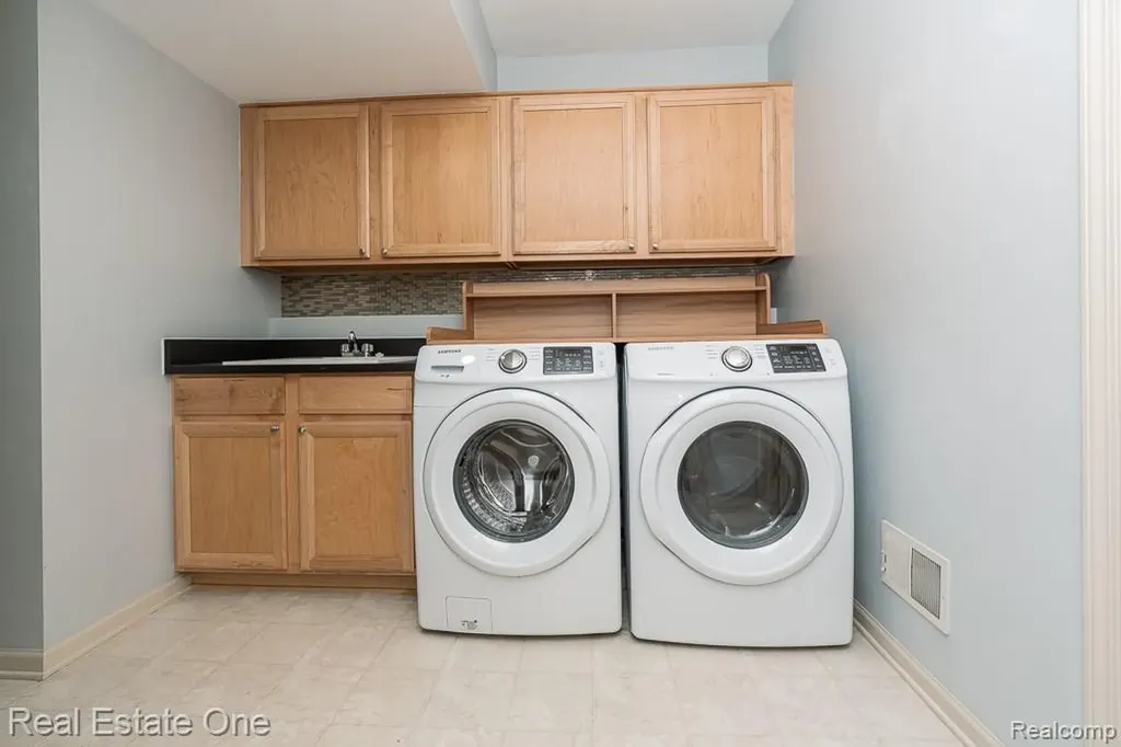 6963 Edgewater Drive Troy City MI 48085