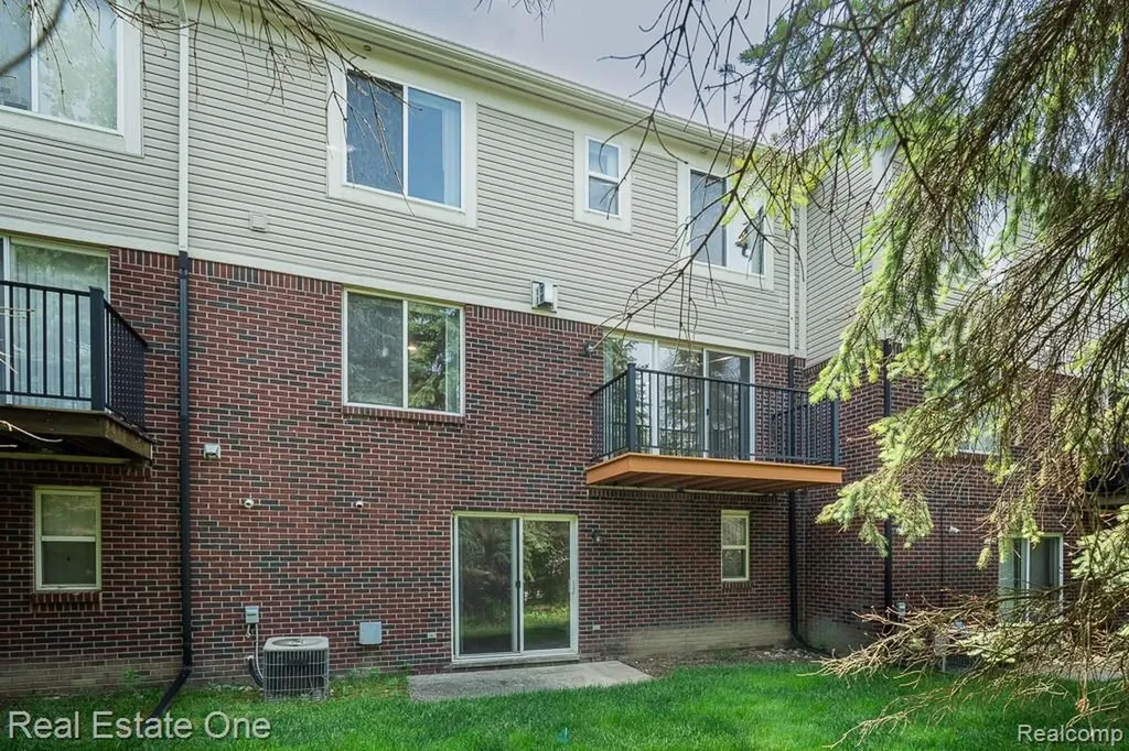 6963 Edgewater Drive Troy City MI 48085