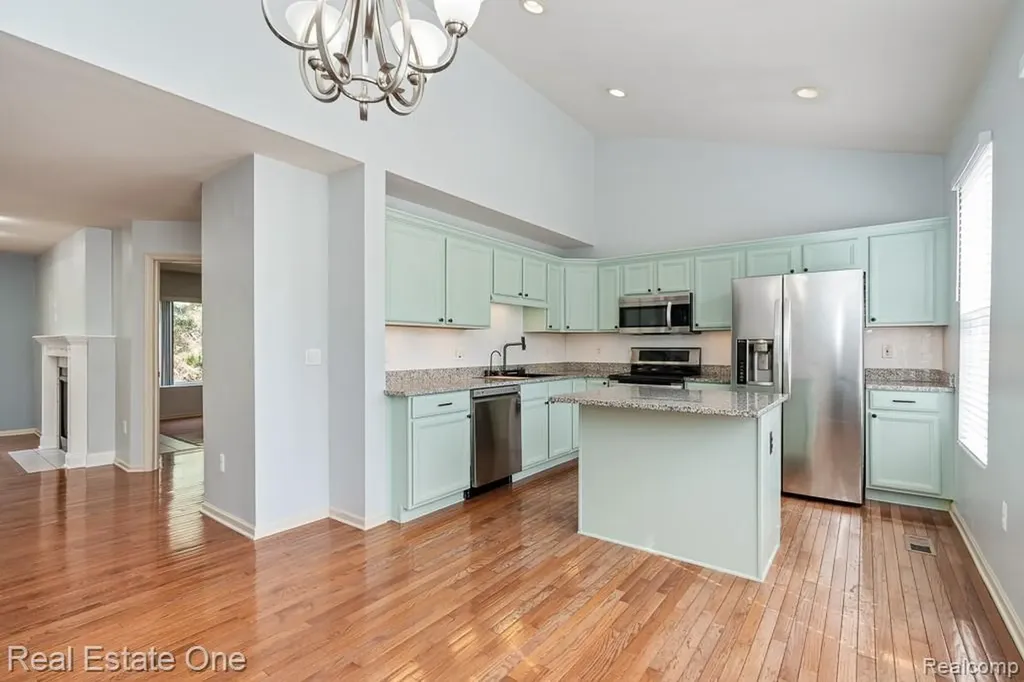 6963 Edgewater Drive Troy City MI 48085