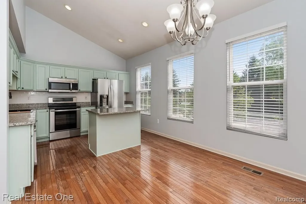 6963 Edgewater Drive Troy City MI 48085