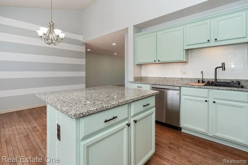 6963 Edgewater Drive Troy City MI 48085