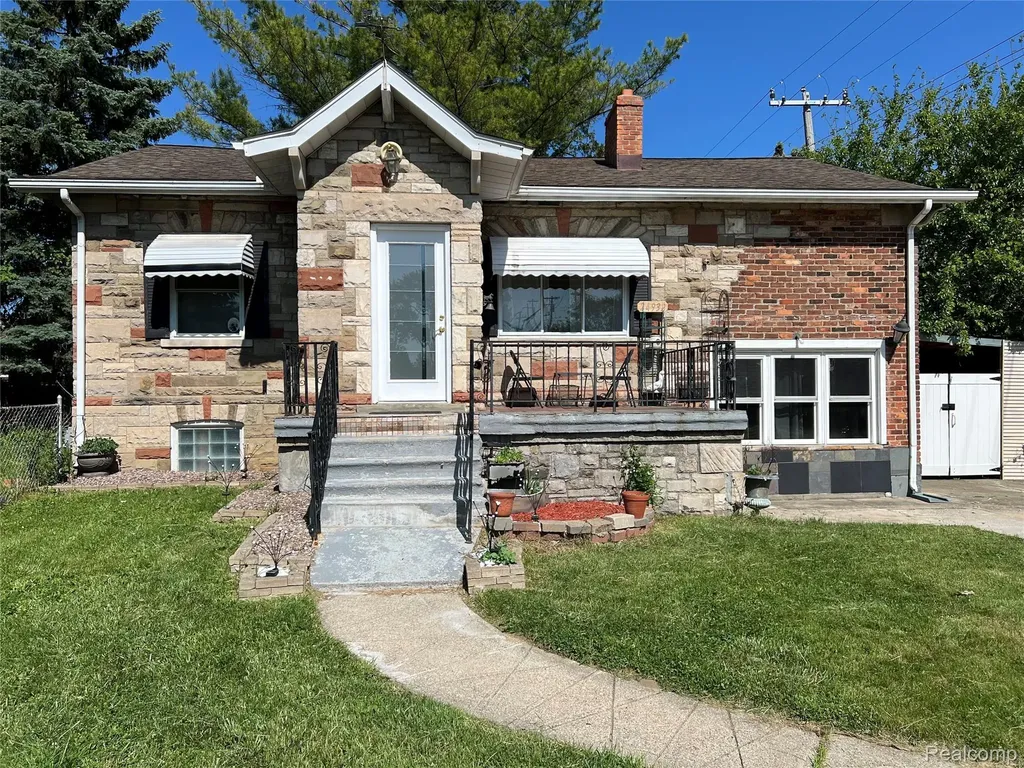 24932 Marigold Avenue Warren City MI 48089