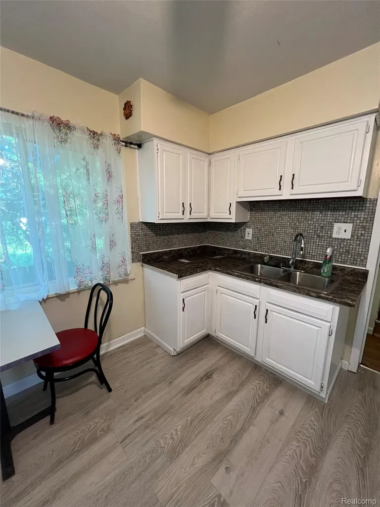 24932 Marigold Avenue Warren City MI 48089