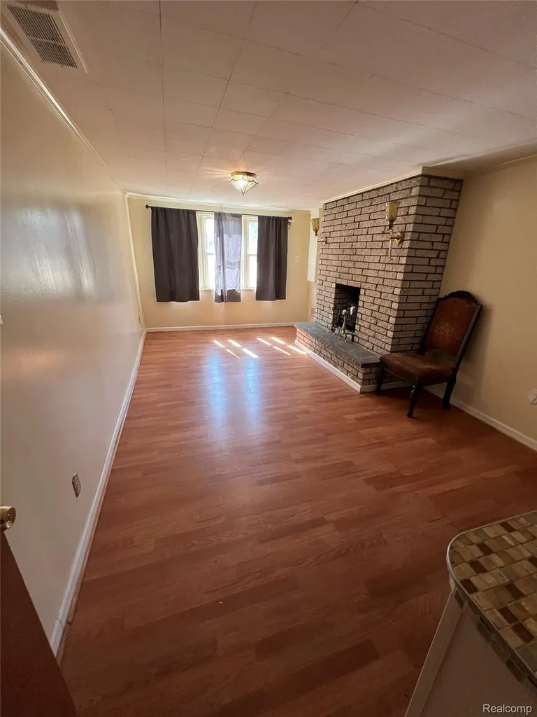 24932 Marigold Avenue Warren City MI 48089