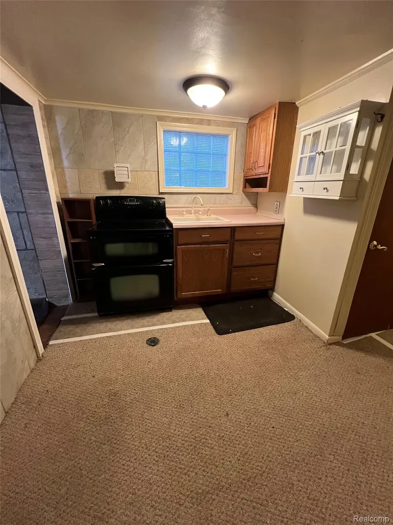 24932 Marigold Avenue Warren City MI 48089