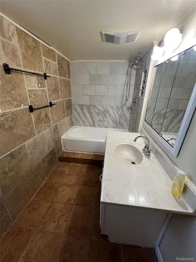 24932 Marigold Avenue Warren City MI 48089
