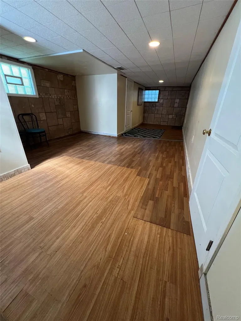 24932 Marigold Avenue Warren City MI 48089