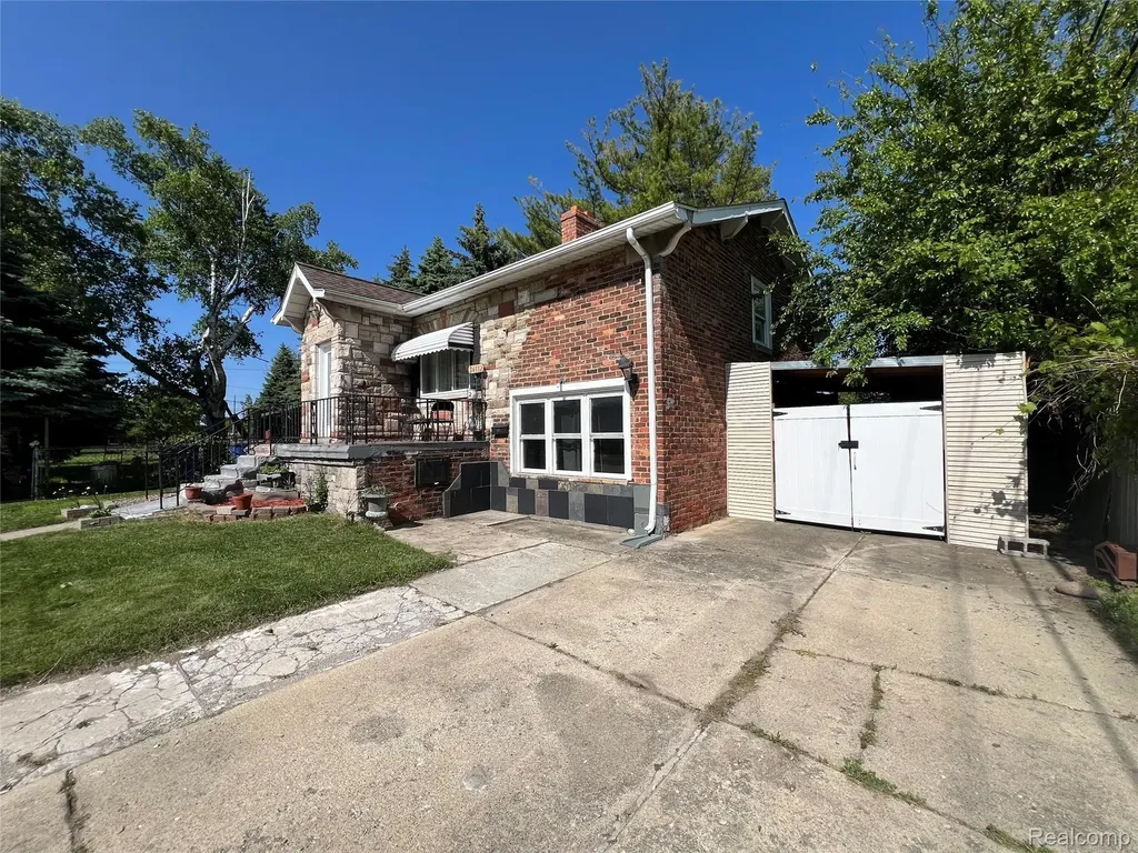 24932 Marigold Avenue Warren City MI 48089