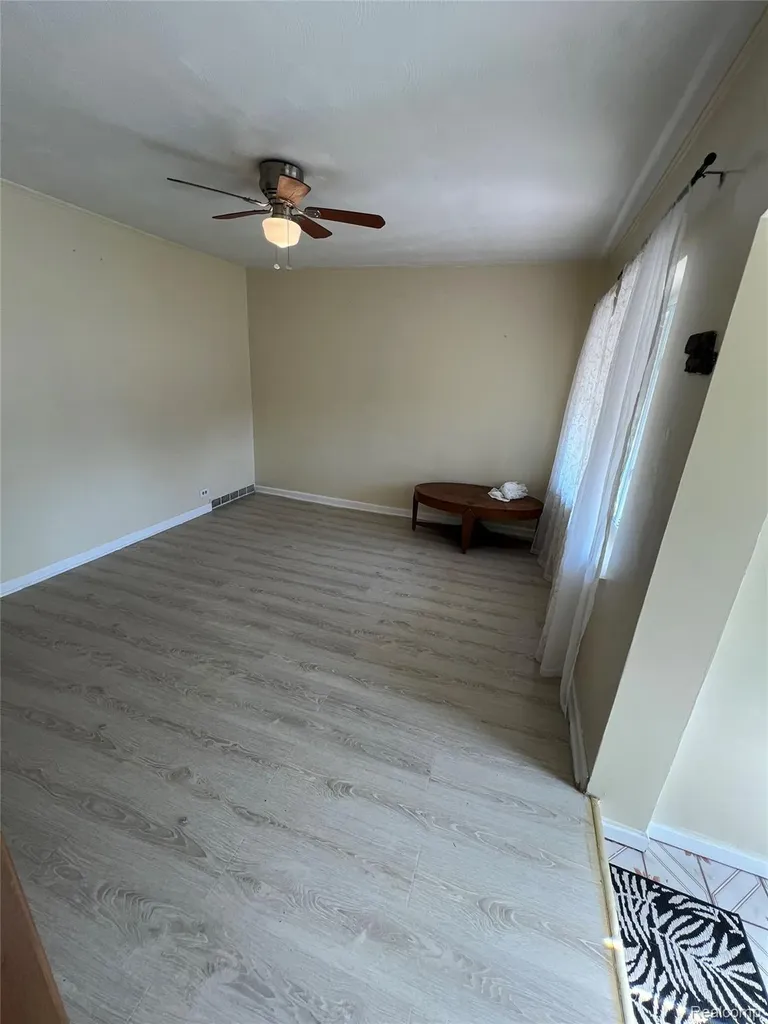 24932 Marigold Avenue Warren City MI 48089