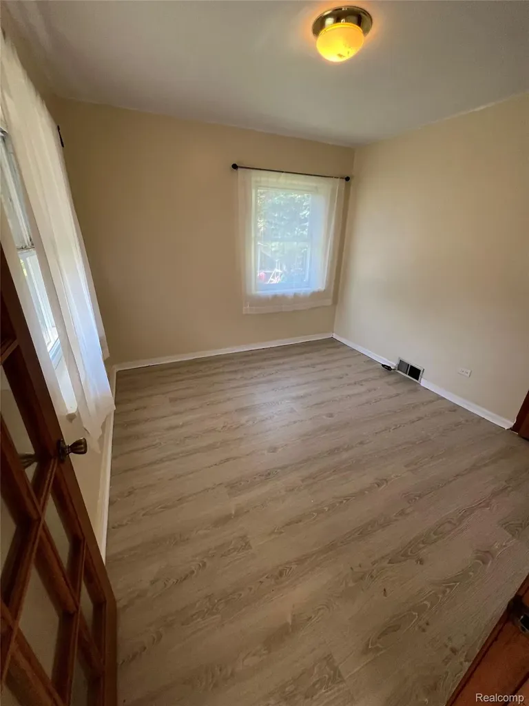 24932 Marigold Avenue Warren City MI 48089