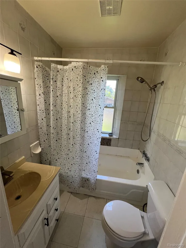 24932 Marigold Avenue Warren City MI 48089