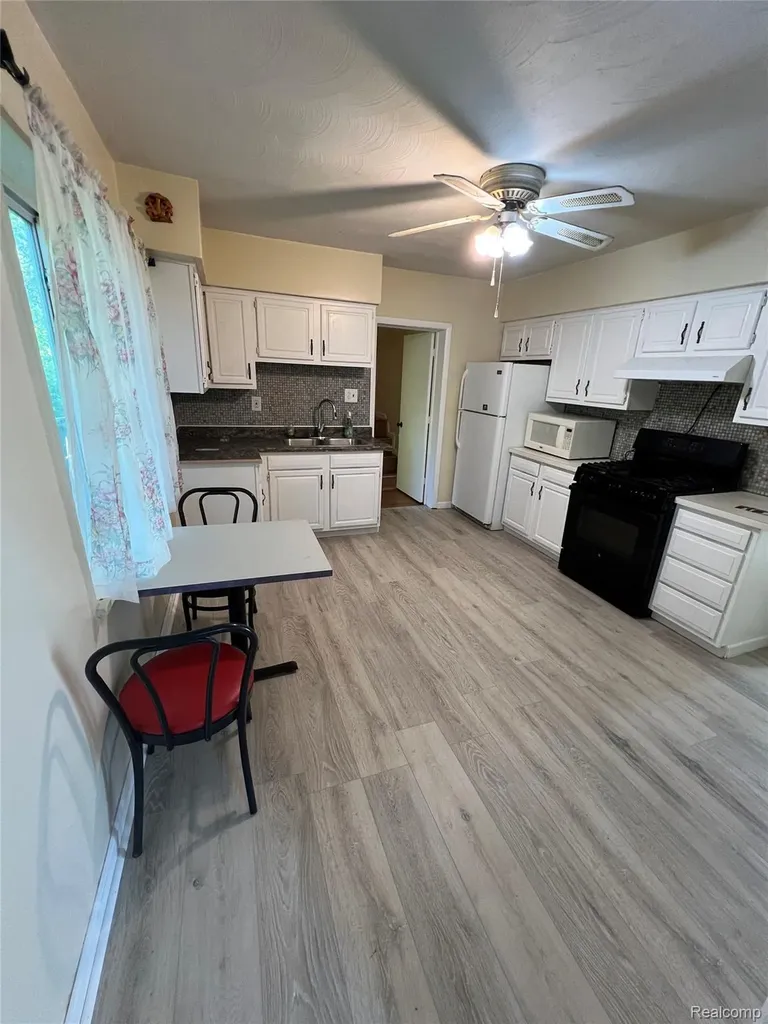 24932 Marigold Avenue Warren City MI 48089