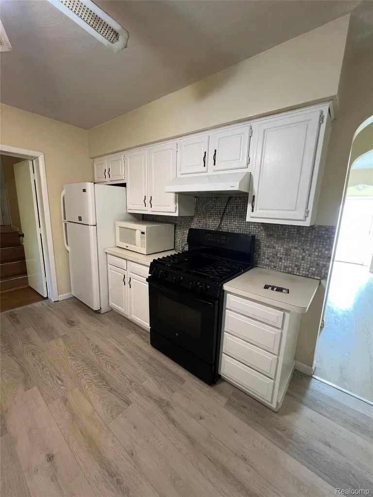 24932 Marigold Avenue Warren City MI 48089