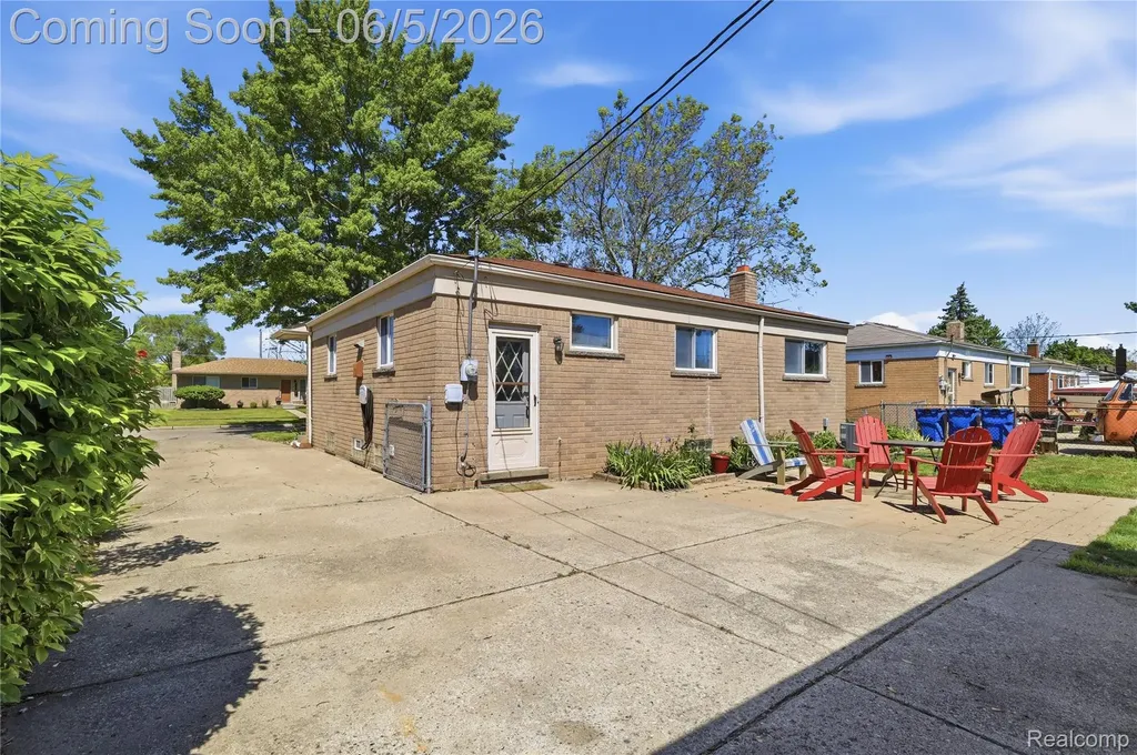 31230 Iroquois Drive Warren City MI 48088