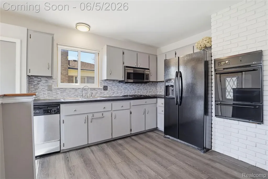 31230 Iroquois Drive Warren City MI 48088