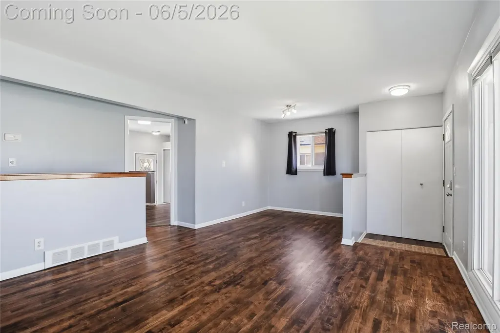31230 Iroquois Drive Warren City MI 48088