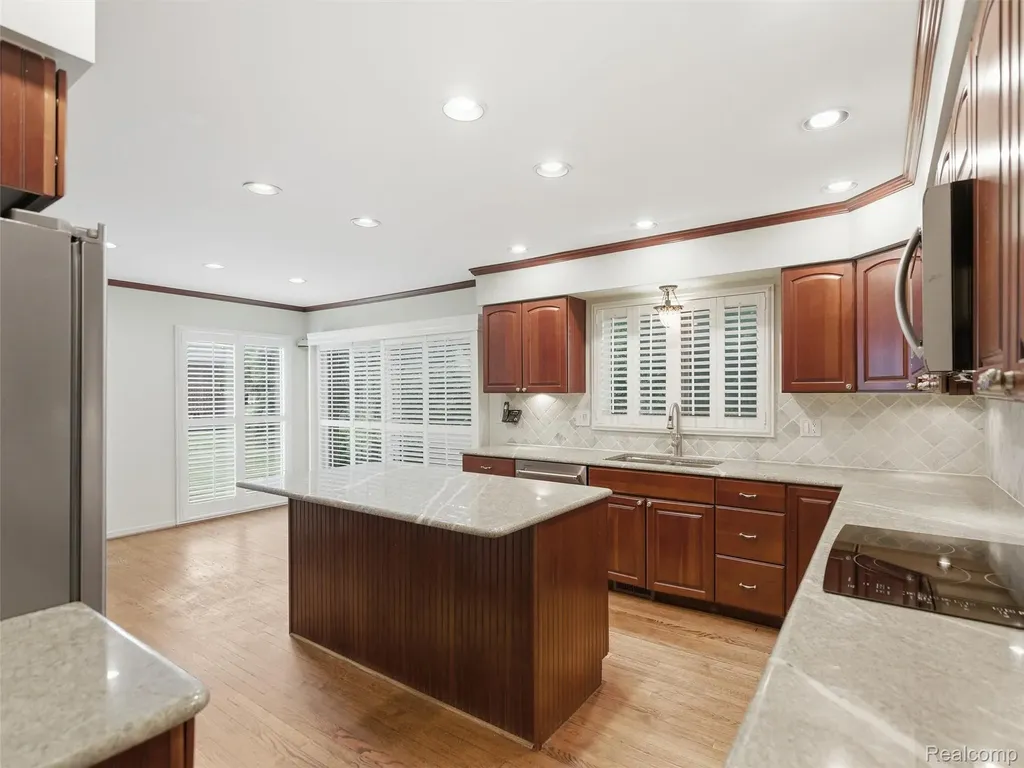 6394 Rose Boulevard West Bloomfield Charter Township MI 48322