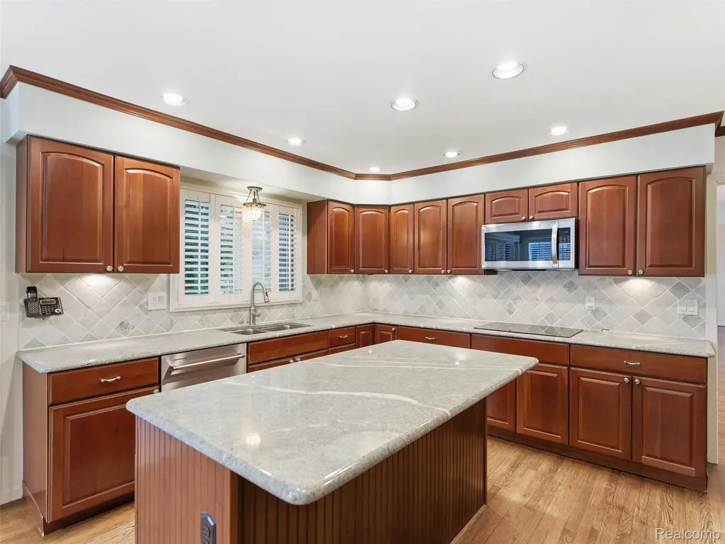 6394 Rose Boulevard West Bloomfield Charter Township MI 48322