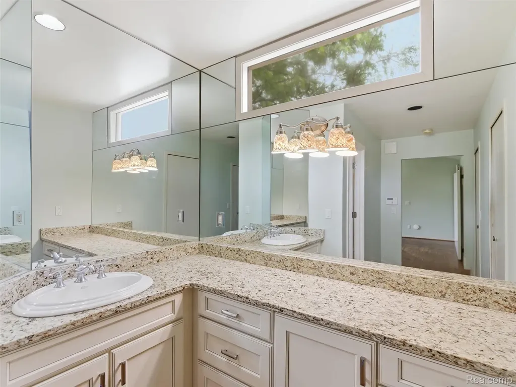 6394 Rose Boulevard West Bloomfield Charter Township MI 48322