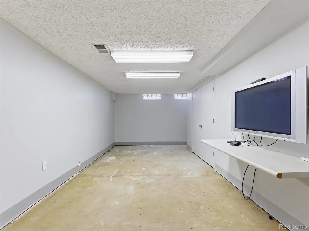 6394 Rose Boulevard West Bloomfield Charter Township MI 48322