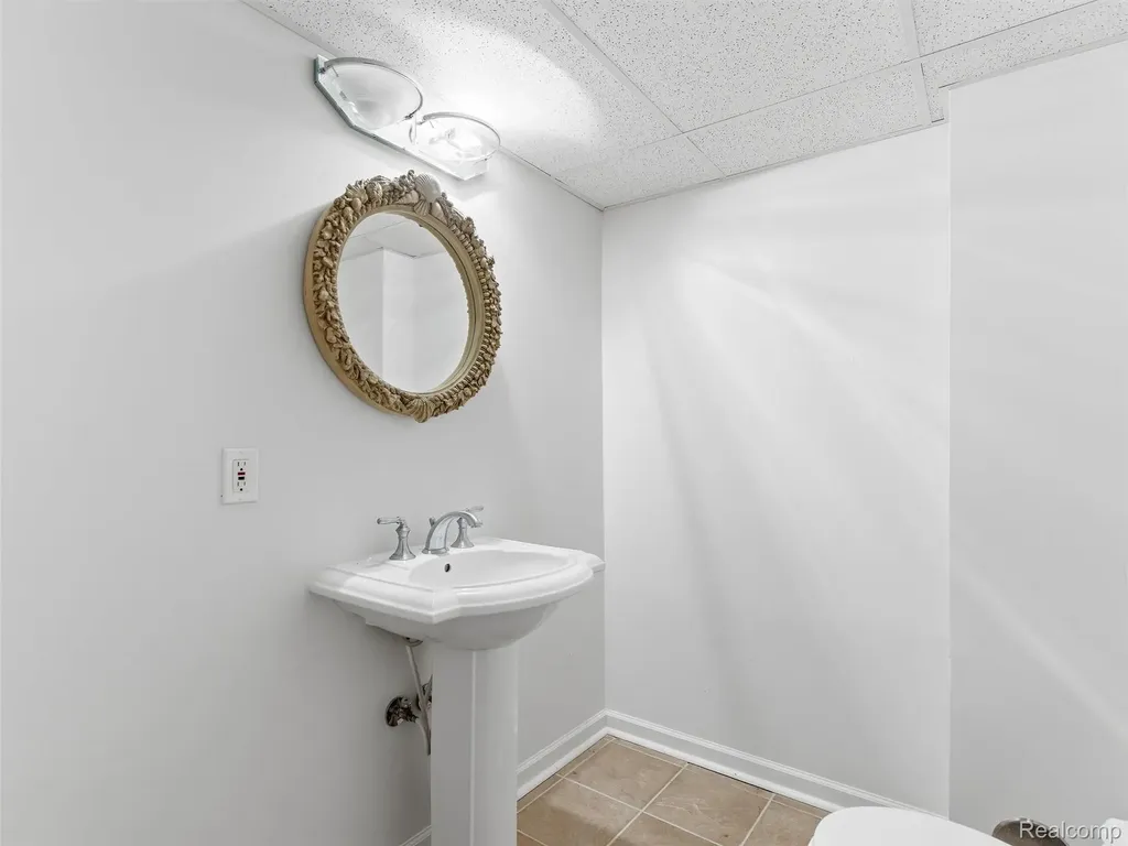 6394 Rose Boulevard West Bloomfield Charter Township MI 48322