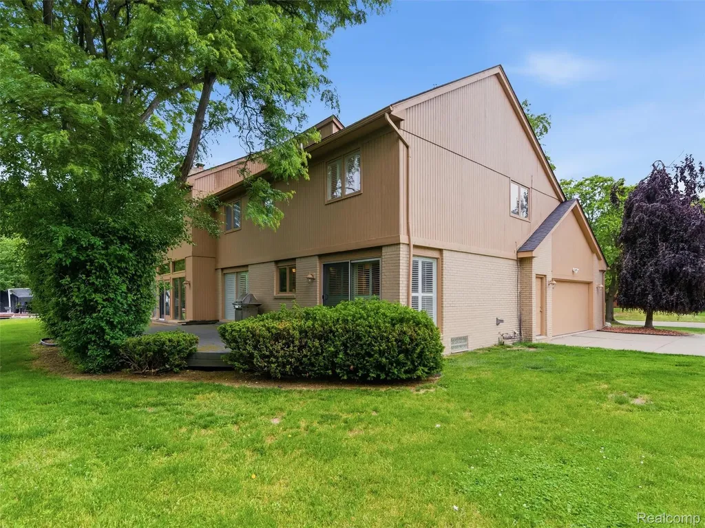 6394 Rose Boulevard West Bloomfield Charter Township MI 48322
